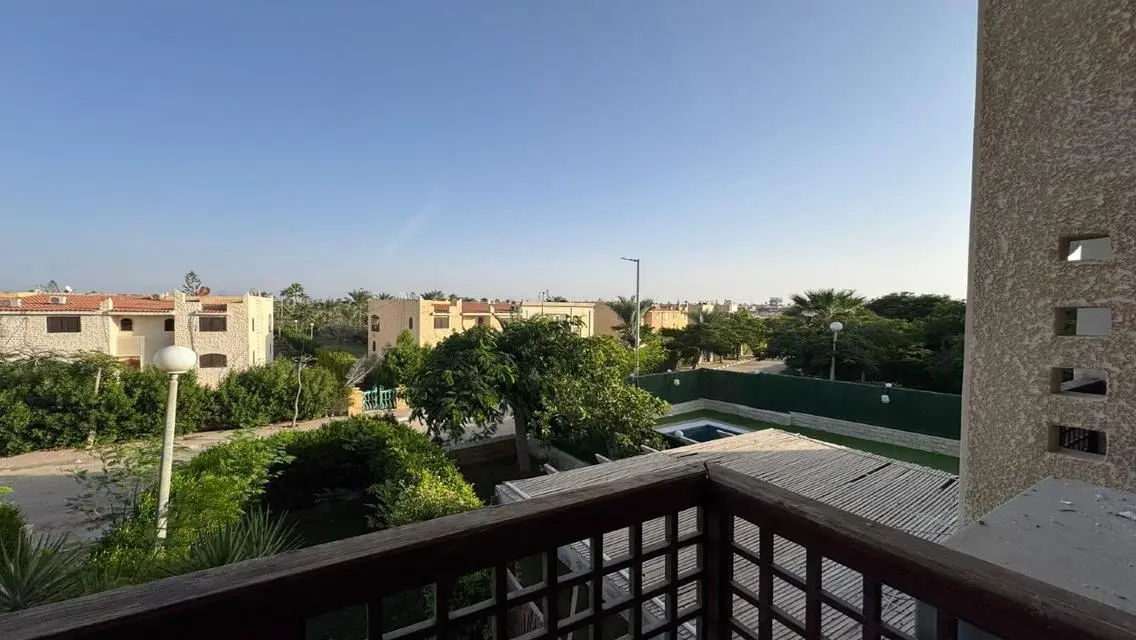 فيلا فاخرة للبيع بمساحة شرفة وتجهيزات مطبخ