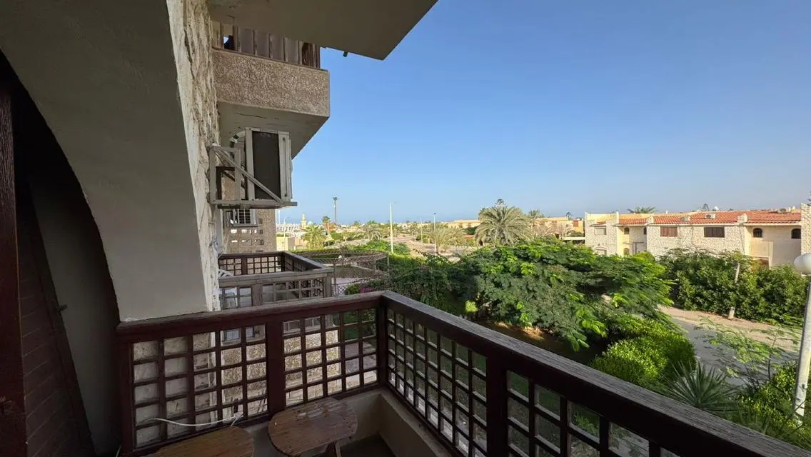 فيلا فاخرة للبيع بمساحة شرفة وتجهيزات مطبخ