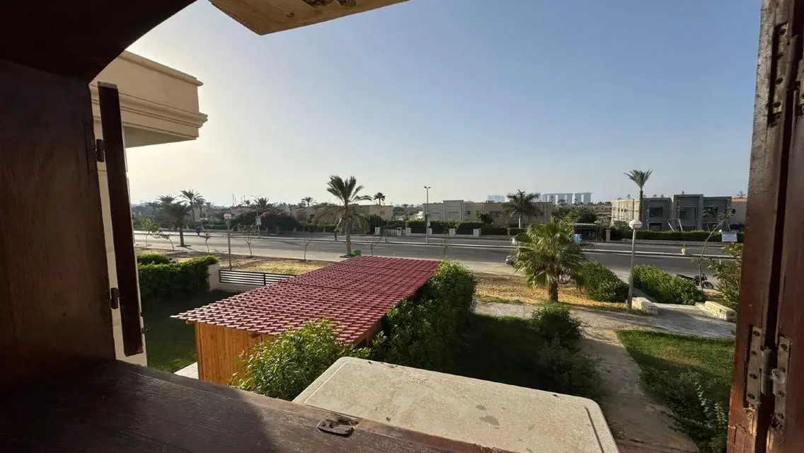 فيلا فاخرة للبيع بمساحة شرفة وتجهيزات مطبخ