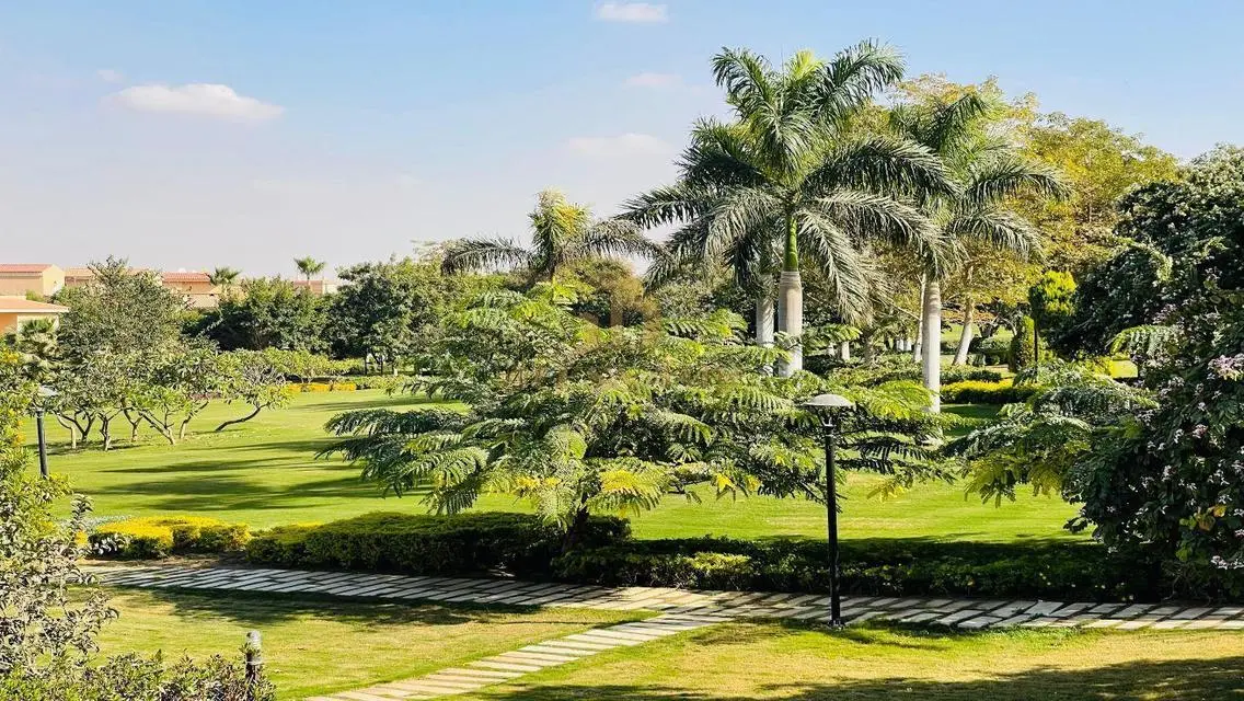 فيلا فاخرة للبيع مع حديقة خاصة ونادي صحي