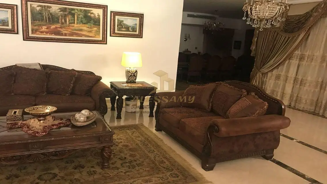 فيلا فاخرة للبيع مع حديقة خاصة ونادي صحي