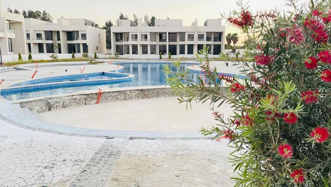 فلل فاخرة مع جميع وسائل الراحة في موقع متميز