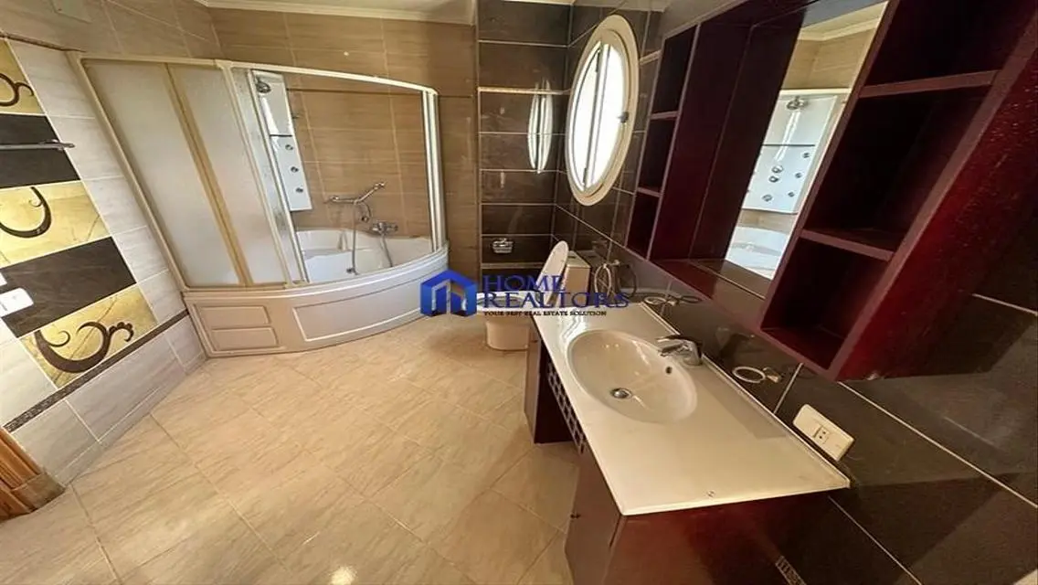 شقة فاخرة ذات 3 غرف نوم مع مساحات رائعة للبيع