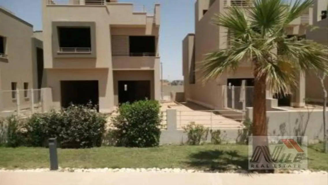 فيلا فاخرة للبيع بمساحة واسعة