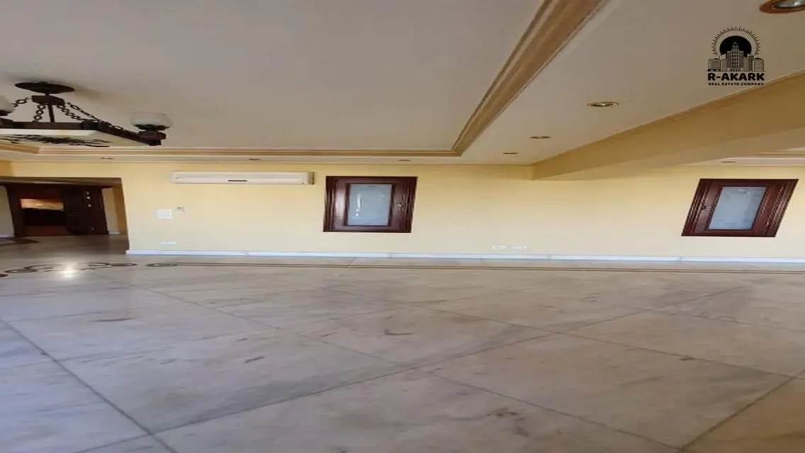 وحدة متميزة بمساحة 300 متر² للإيجار