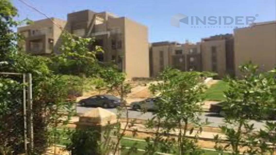 فيلا فاخرة للبيع بإطلالة رائعة على البحيرات