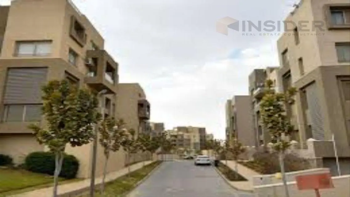 فيلا فاخرة للبيع بإطلالة رائعة على البحيرات