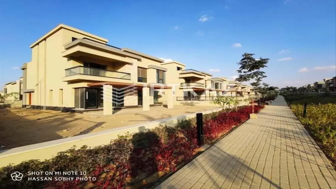 Luxurious Apartment with Balcony and Private Garden