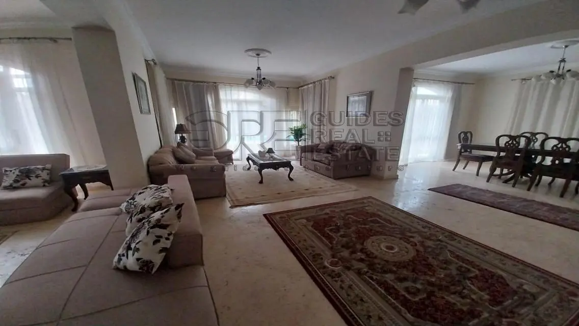 Stunning Property with Private Garden and Pool