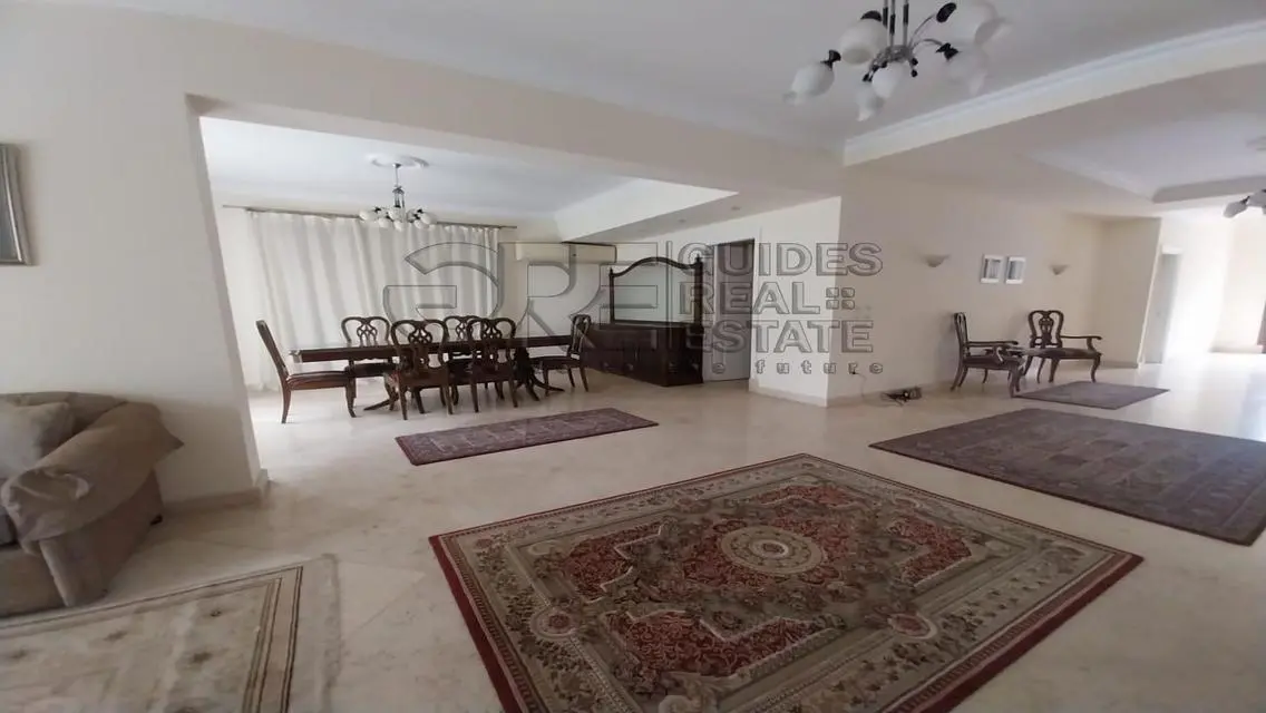 Stunning Property with Private Garden and Pool