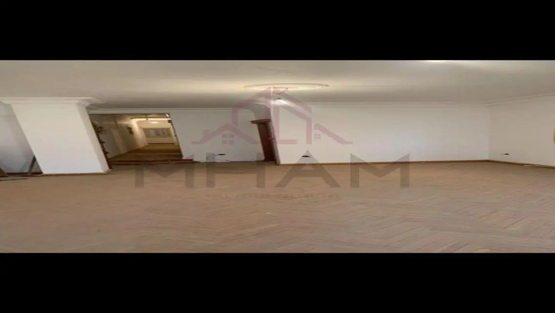 شقة فاخرة بمساحة واسعة للبيع