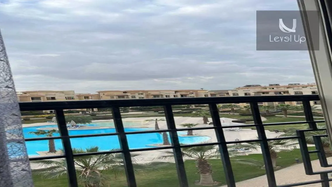 شقة فاخرة بمساحة 275 متر تطل على بحيرات ومعلم رئيسي