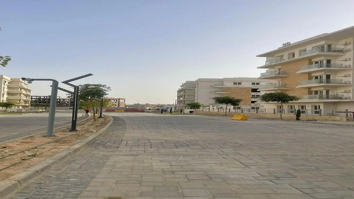 شقة رائعة مطلة على معلم رئيسي بميزات مذهلة