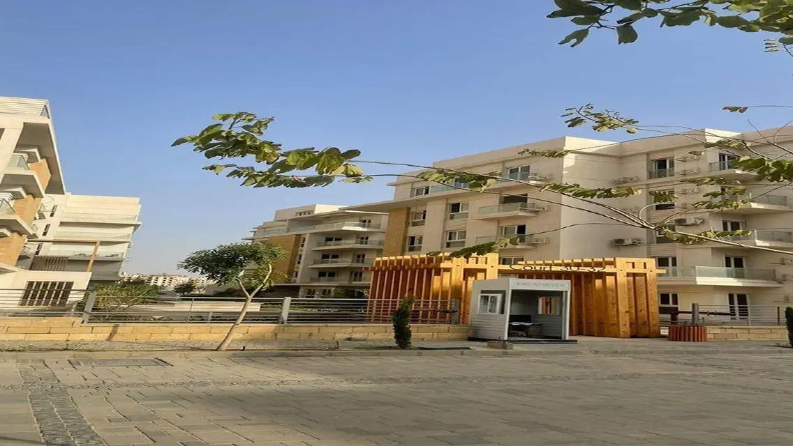 شقة رائعة مطلة على معلم رئيسي بميزات مذهلة
