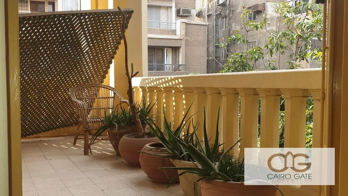شقة تاريخية بارتفاع سقف عالٍ للإيجار في الزمالك