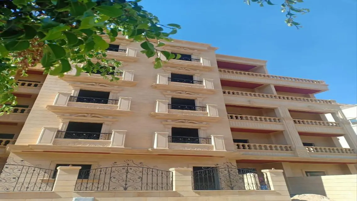 عقار فاخر للبيع بجميع المرافق في موقع متميز
