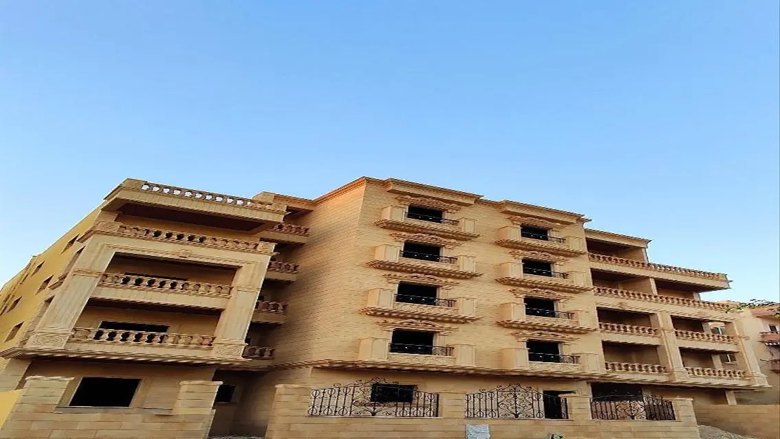 عقار فاخر للبيع بجميع المرافق في موقع متميز