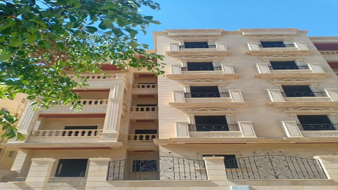 عقار فاخر للبيع بجميع المرافق في موقع متميز