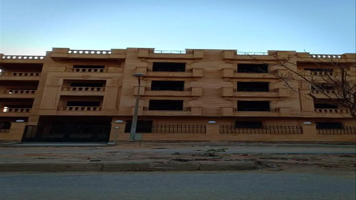 عقار فاخر للبيع بجميع المرافق في موقع متميز