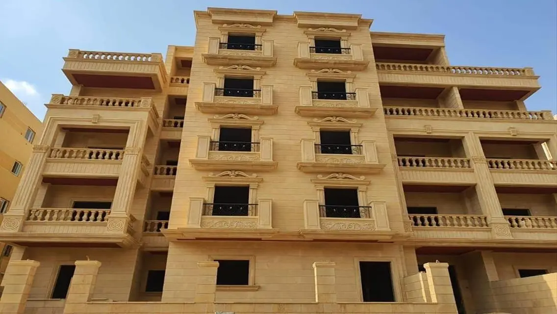 عقار فاخر للبيع بجميع المرافق في موقع متميز