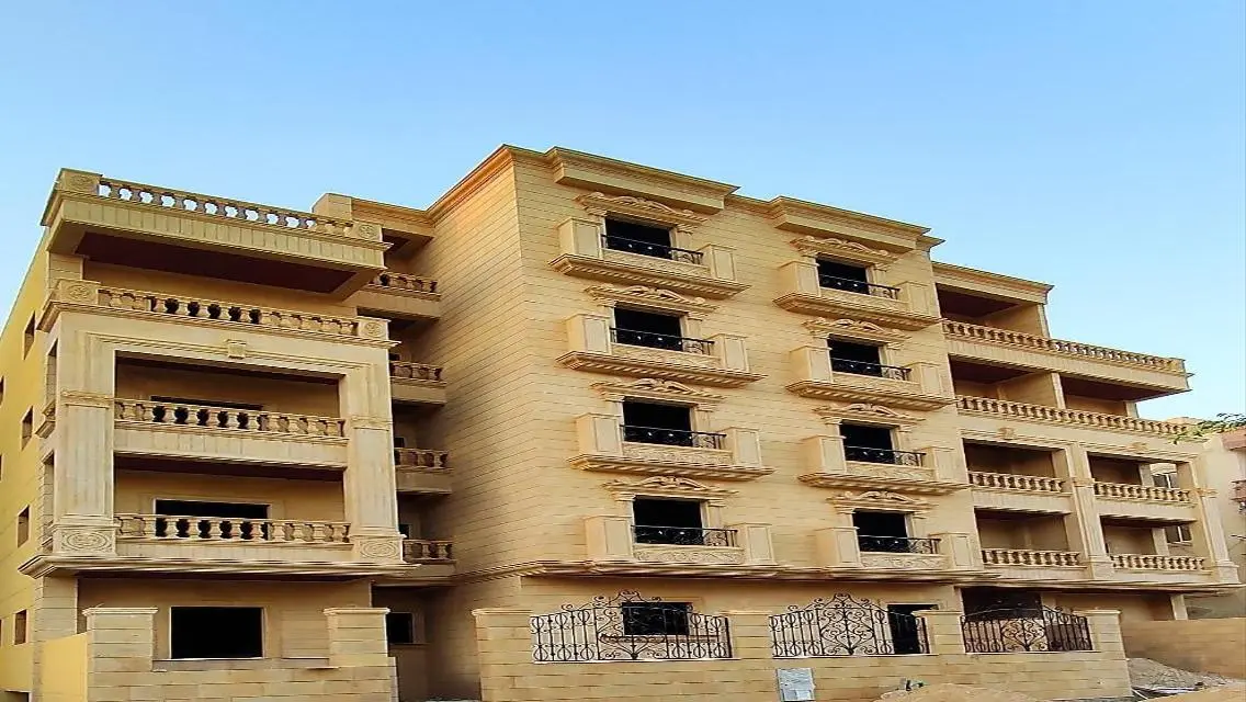 عقار فاخر للبيع بجميع المرافق في موقع متميز