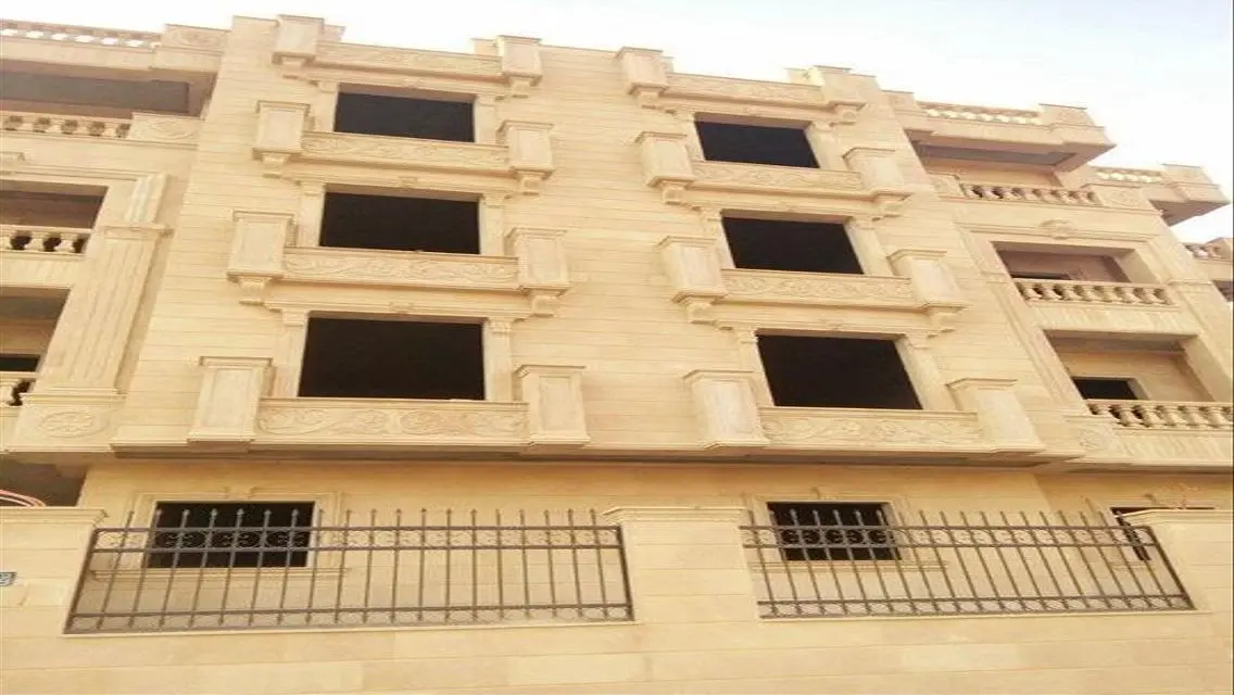 عقار فاخر للبيع بجميع المرافق في موقع متميز