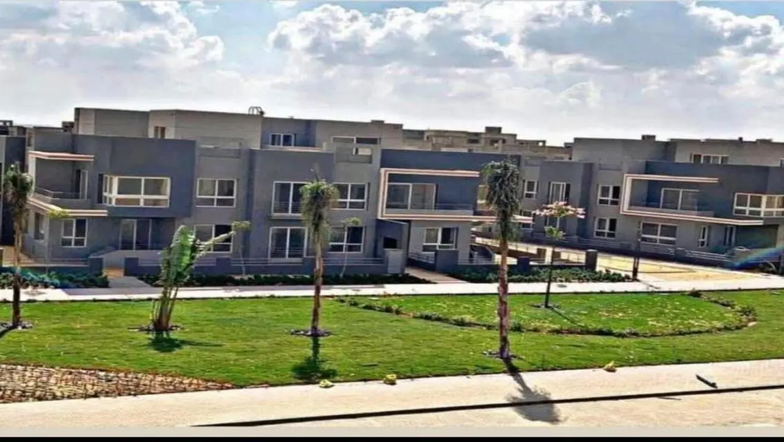 فيلا فاخرة للبيع بمسبح خاص وحديقة خاصة