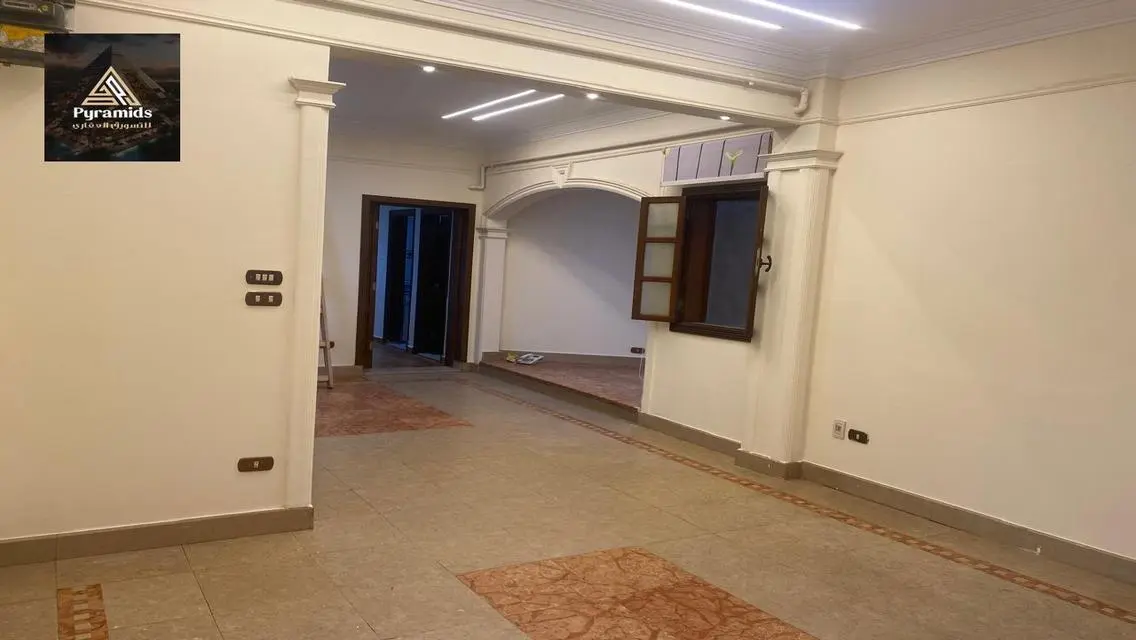 شقة للإيجار بمساحة واسعة في قلب المدينة