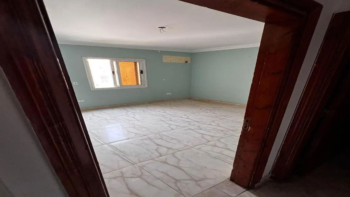 Investment Opportunity: House with Balcony and Covered Parking
