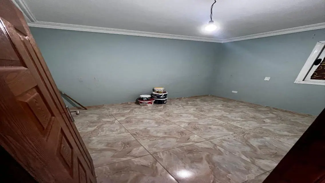 Investment Opportunity: House with Balcony and Covered Parking