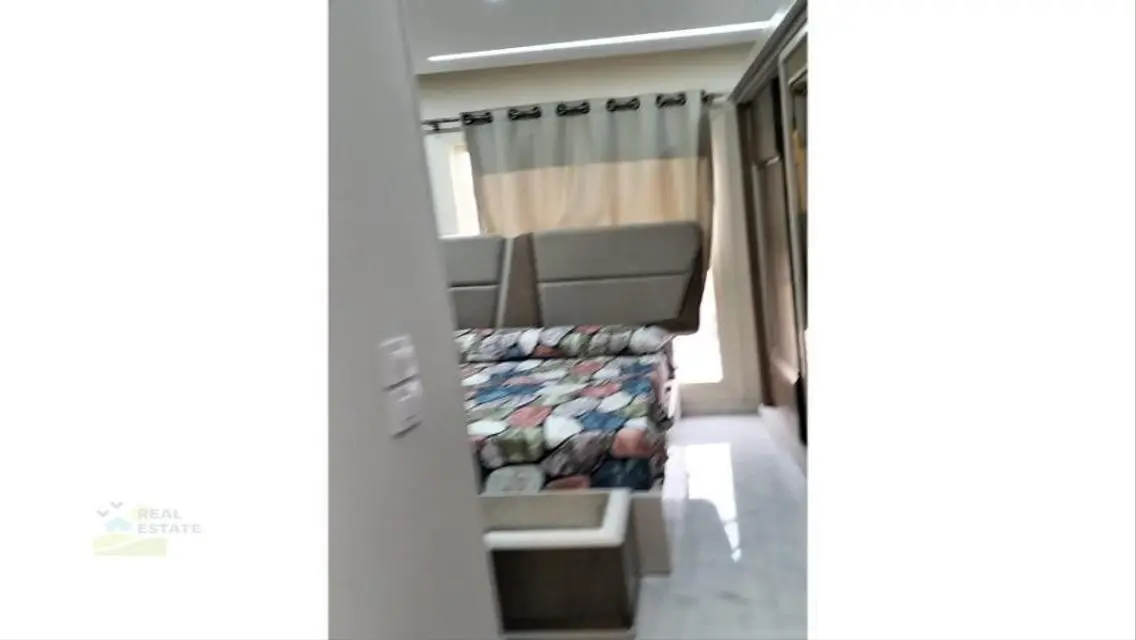 شقة راقية مع شرفة للإيجار 15000 جنيه