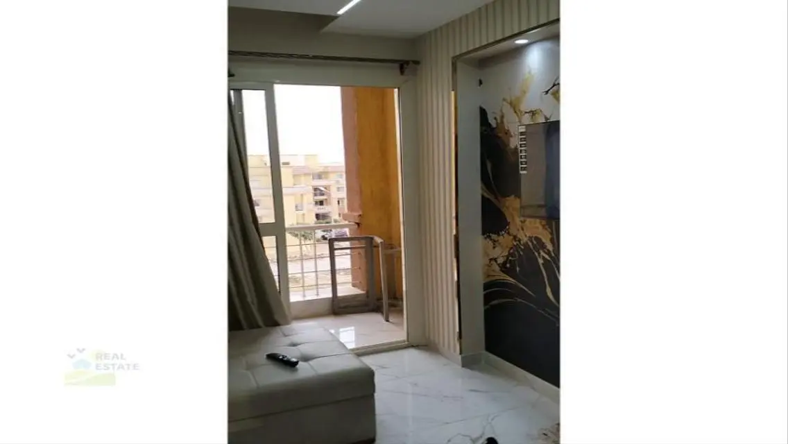 شقة راقية مع شرفة للإيجار 15000 جنيه