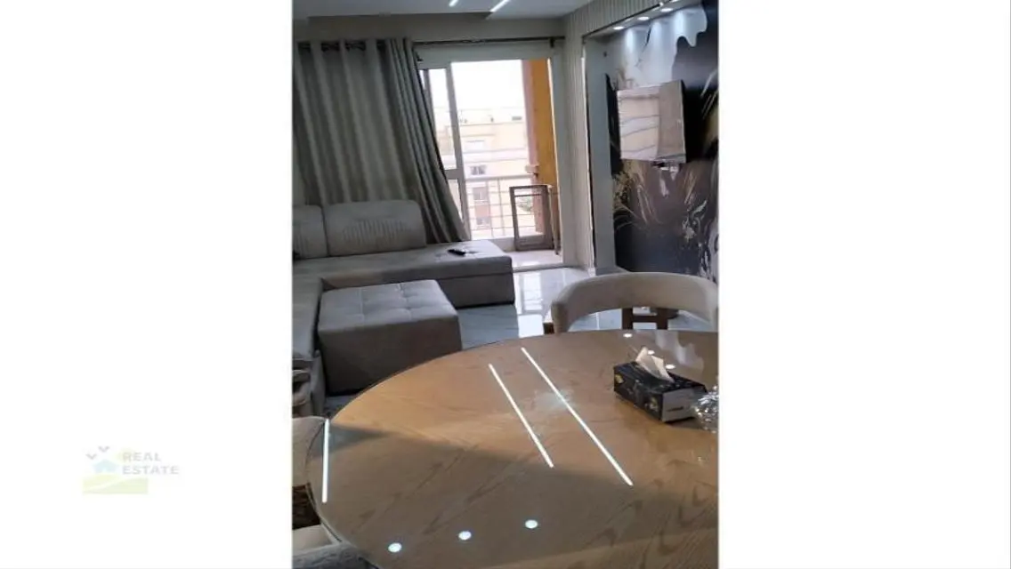 شقة راقية مع شرفة للإيجار 15000 جنيه