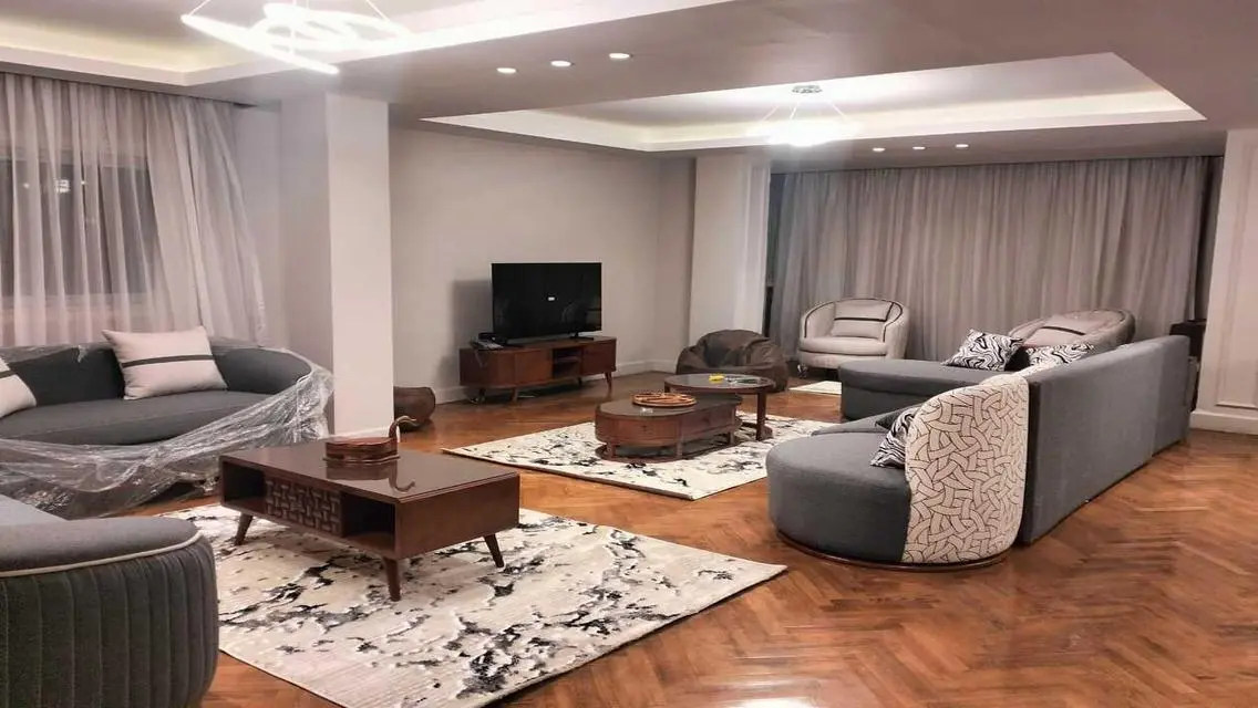 شقة مميزة للبيع بمساحة 300 متر