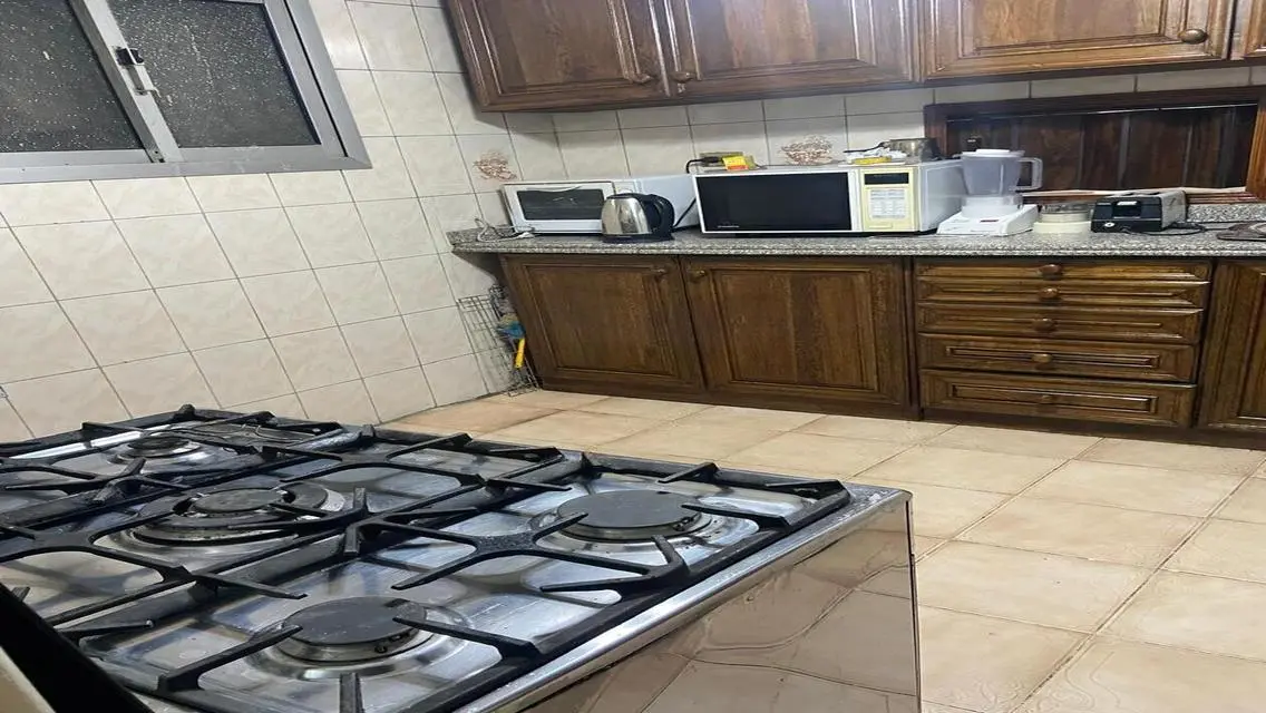 شقة مميزة للبيع بمساحة 300 متر