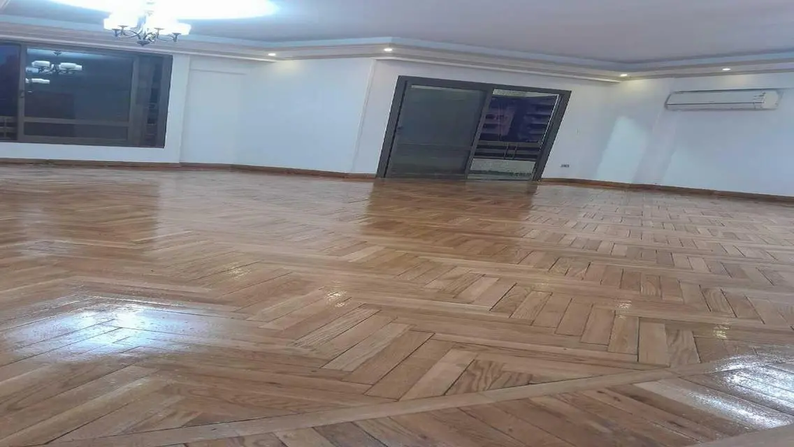 شقة فاخرة للإيجار مع شرفة ومرافق حديثة