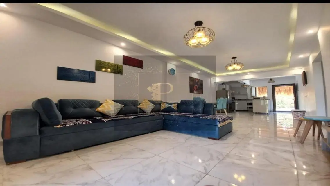 منزل فخم للبيع بمساحة شاسعة