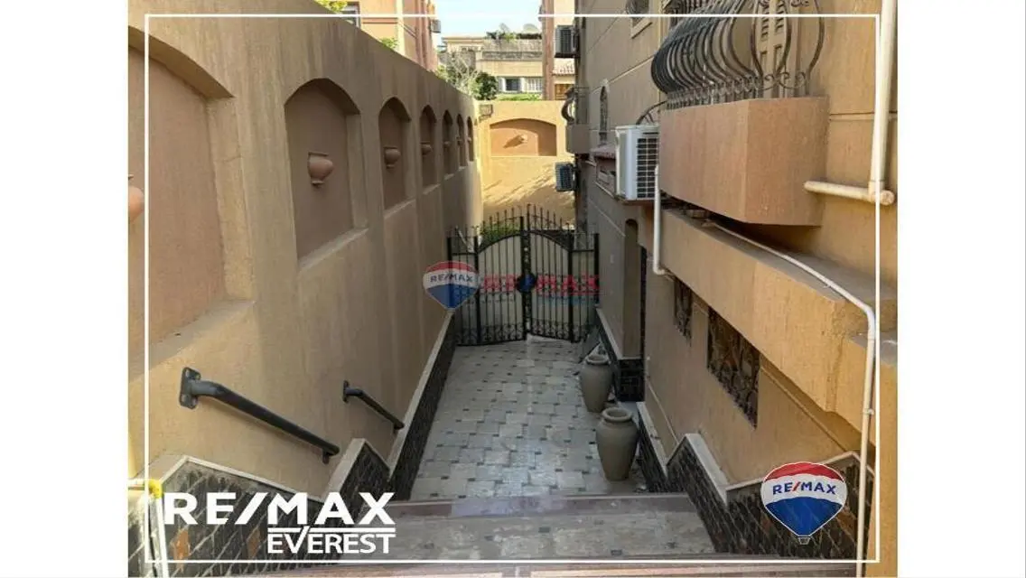 شقة فاخرة للبيع بحديقة في موقع متميز