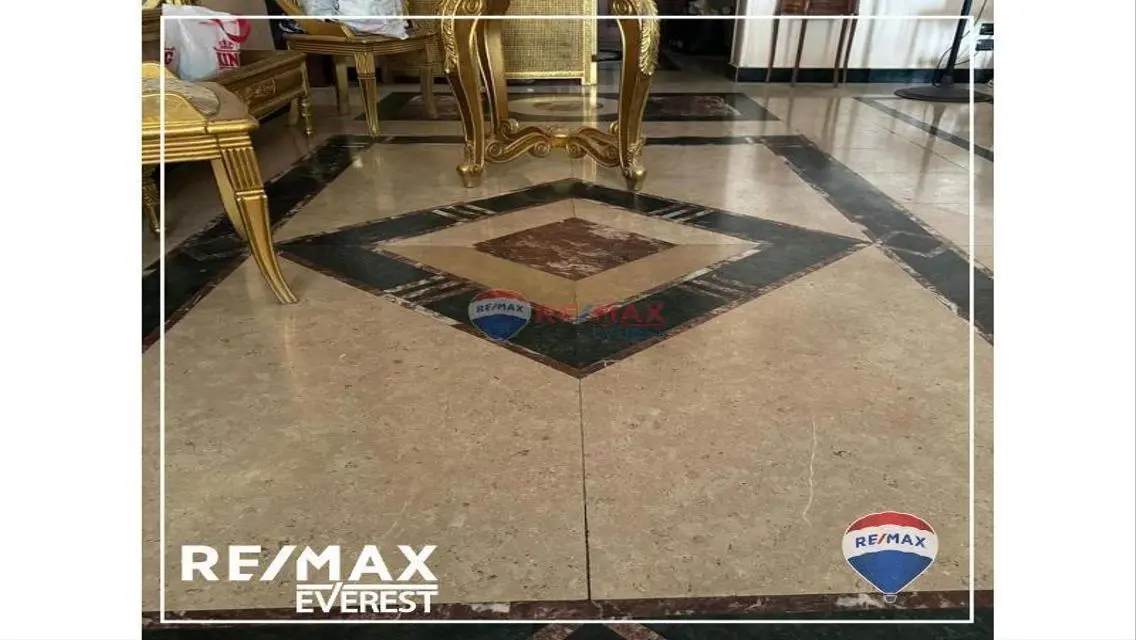 شقة فاخرة للبيع بحديقة في موقع متميز