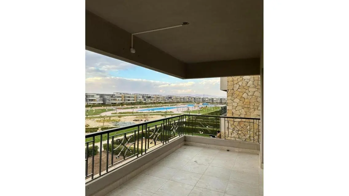 Luxury Apartment with Lake Views and Amazing Amenities
