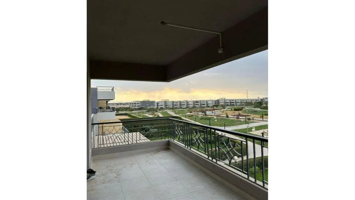 Luxury Apartment with Lake Views and Amazing Amenities