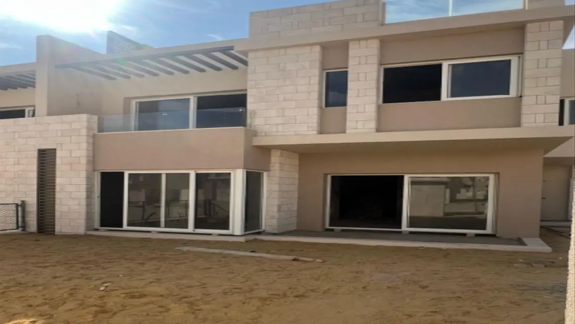 فيلا فاخرة للبيع بمسبح خاص وحديقة رائعة
