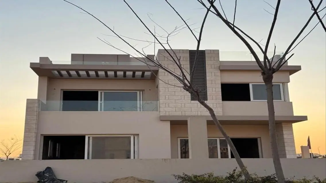 فيلا فاخرة للبيع بمسبح خاص وحديقة رائعة