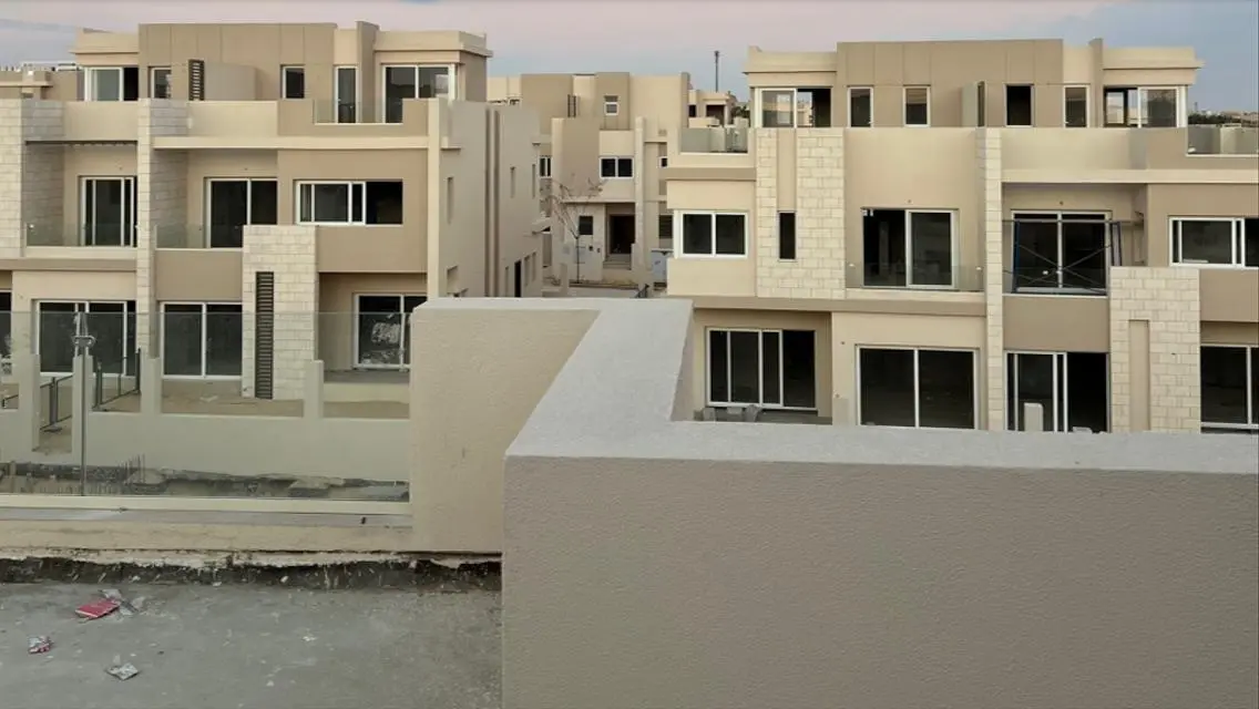 فيلا فاخرة للبيع بمسبح خاص وحديقة رائعة