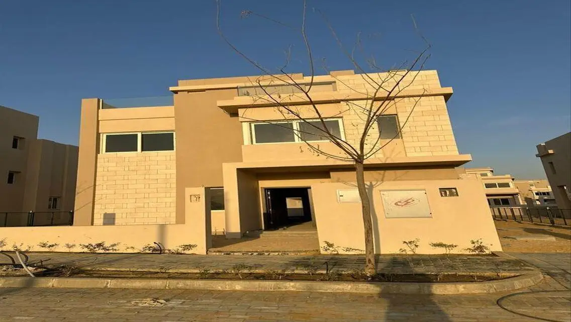 فيلا فاخرة للبيع بمسبح خاص وحديقة رائعة