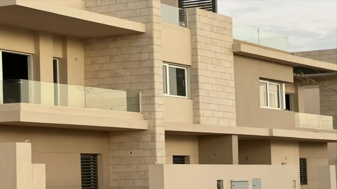 فيلا فاخرة للبيع بمسبح خاص وحديقة رائعة