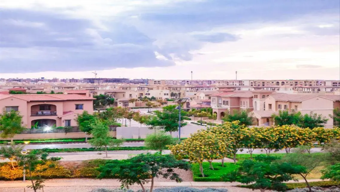 فيلا فاخرة للبيع overlooking بحيرات