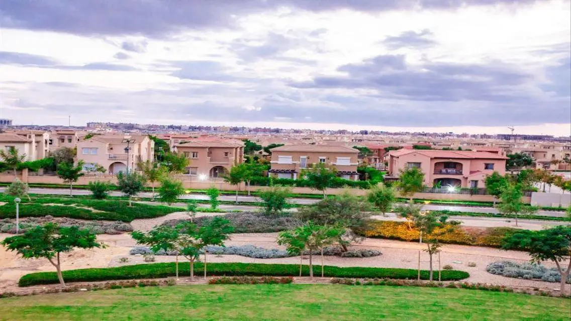 فيلا فاخرة للبيع overlooking بحيرات