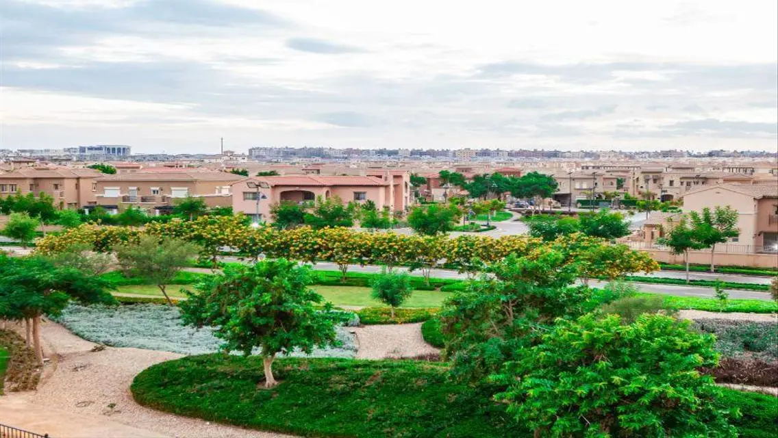 فيلا فاخرة للبيع overlooking بحيرات