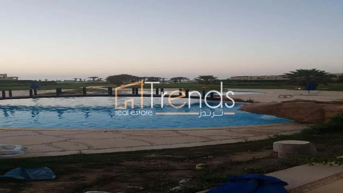 فيلا فاخرة للبيع مطلة على البحيرات